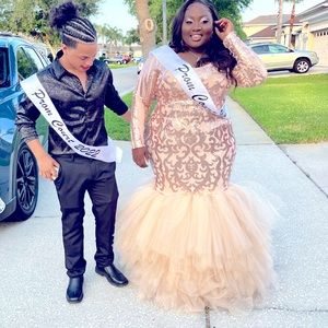 This elegant dress can be worn to prom, a formal event or even a wedding!!